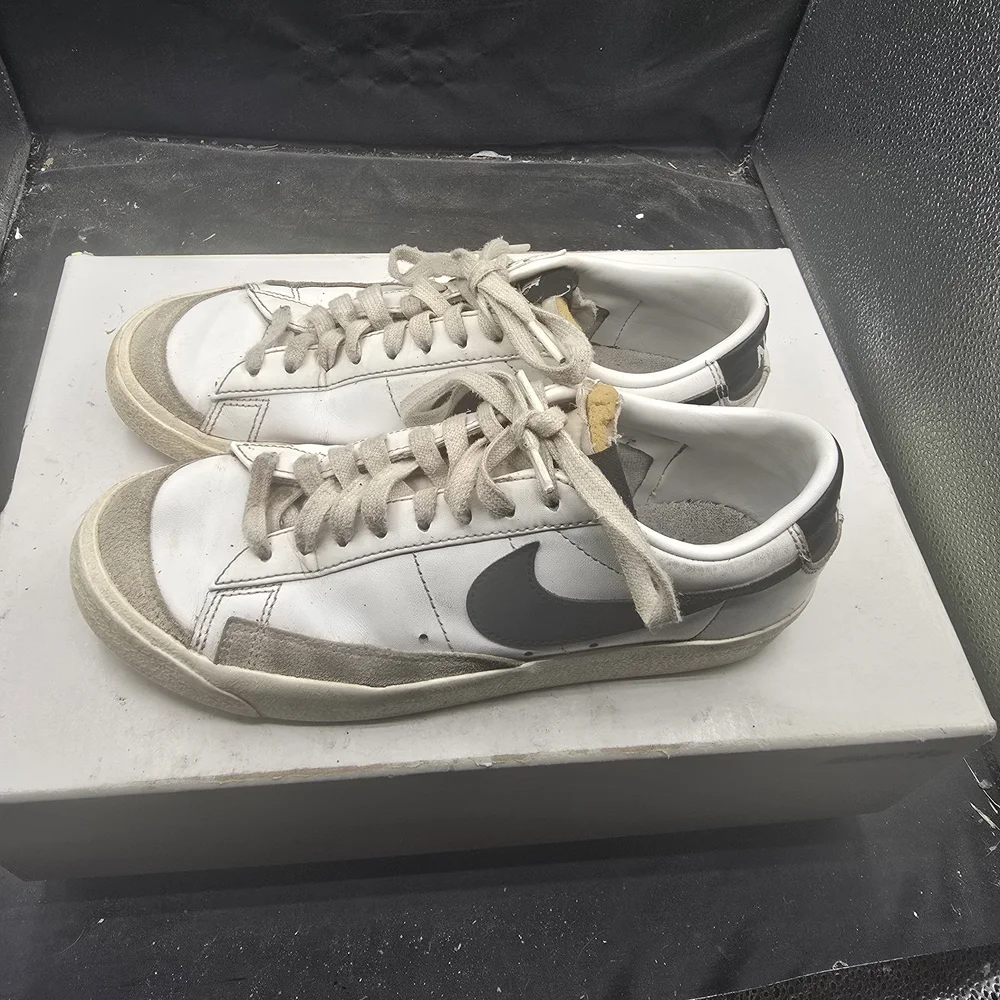 Nike‎ Dunks White And Black Lace Up Women Sneakers Size 8